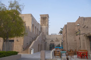 Dubai 'deki Dubai Eski Köyü' nde Al Fahidi Tarihi Mahallesi 'nde (Al Bastakiya) tarihi İslami stil binası, Birleşik Arap Emirlikleri BAE. 