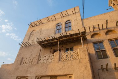 Dubai 'deki Dubai Eski Köyü' nde Al Fahidi Tarihi Mahallesi 'nde (Al Bastakiya) tarihi İslami stil binası, Birleşik Arap Emirlikleri BAE. 