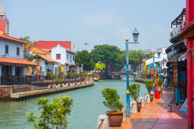 Malezya 'nın Melaka şehrinin merkezindeki Malacca Nehri üzerindeki tarihi rıhtım evi. Malacca Boğazı 'nın tarihi şehirleri bir Dünya Mirası alanıdır.. 
