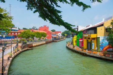 Malezya 'nın Melaka şehrinin merkezindeki Malacca Nehri üzerindeki tarihi rıhtım evi. Malacca Boğazı 'nın tarihi şehirleri bir Dünya Mirası alanıdır.. 