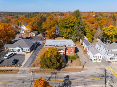 Simon Fairfield Halk Kütüphanesi havadan görüntüsü sonbaharda Doğu Douglas Köyü, Douglas kasabası, Massachusetts MA, ABD 'de 290 Ana Cadde' de yeşillikle kaplandı.. 