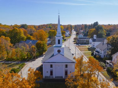 İkinci Cemaat Kilisesi hava manzarası sonbaharda Doğu Douglas köyünün 289 ana caddesinde, Douglas kasabası, Massachusetts MA, ABD. 