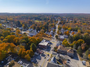 Douglas, Massachusetts MA, ABD 'deki güz yeşillikleri ile sonbaharda İkinci Cemaat Kilisesi de dahil olmak üzere Doğu Douglas tarihi köy merkezi hava manzarası. 