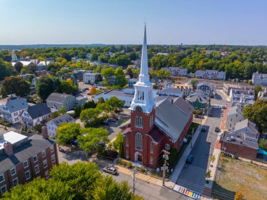 Newburyport tarihi şehir merkezi hava manzarası. Arka planda Merrimack Nehri olan Merkez Cemaat Kilisesi, Newburyport, Massachusetts, MA, ABD.
