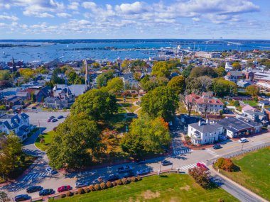 Newport Limanı 'nın arka planında Newport, Rhode Island RI şehir merkezi olan Windmill Tower da dahil olmak üzere Touro Park hava görüntüsü, ABD. 