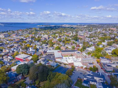 Newport tarihi şehir merkezi hava manzarası Newport Limanı 'nın arka planında Newport Körfezi, Rhode Island RI, ABD. 