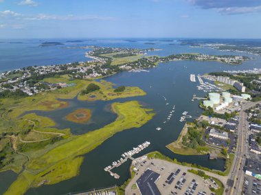 ABD 'nin Massachusetts MA, Quincy şehrinde Town River Körfezi ile Quincy Körfezi arasındaki Broad Meadows Marsh hava manzarası. 