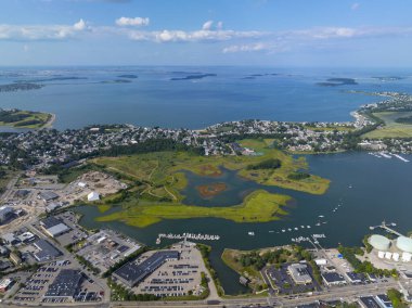 ABD 'nin Massachusetts MA, Quincy şehrinde Town River Körfezi ile Quincy Körfezi arasındaki Broad Meadows Marsh hava manzarası. 