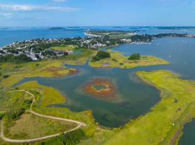 ABD 'nin Massachusetts MA, Quincy şehrinde Town River Körfezi ile Quincy Körfezi arasındaki Broad Meadows Marsh hava manzarası. 