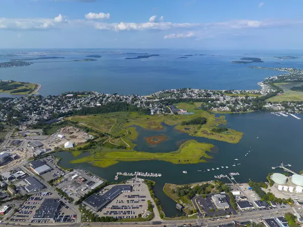 ABD 'nin Massachusetts MA, Quincy şehrinde Town River Körfezi ile Quincy Körfezi arasındaki Broad Meadows Marsh hava manzarası. 