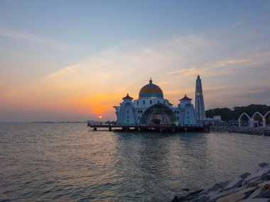 Günbatımında Malacca Boğazı Camii. Bu cami Malezya 'nın Malacca şehrindeki Malacca Adası' nda bulunmaktadır. Malacca Boğazı 'nın tarihi şehirleri UNESCO' nun Dünya Mirası Alanıdır..
