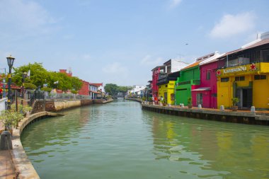 Malezya 'nın Melaka şehrinin merkezindeki Malacca Nehri üzerindeki tarihi rıhtım evi. Malacca Boğazı 'nın tarihi şehirleri bir Dünya Mirası alanıdır.. 