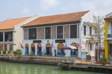 Uluslararası Cheng Ho Çalışma Akademisi (Akademi Pengajian Cheng Ho Antarabangsa) Melaka, Malezya şehir merkezinde yer almaktadır. Malacca Boğazı 'nın tarihi şehirleri UNESCO' nun Dünya Mirası Alanıdır.. 