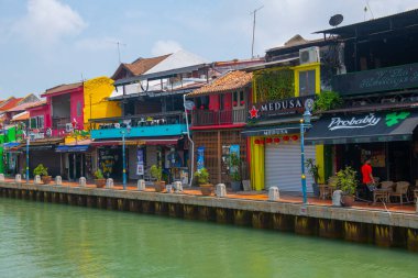 Malezya 'nın Melaka şehrinin merkezindeki Malacca Nehri üzerindeki tarihi rıhtım evi. Malacca Boğazı 'nın tarihi şehirleri bir Dünya Mirası alanıdır.. 
