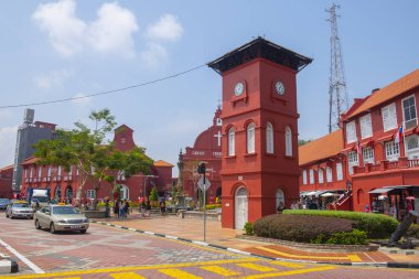 Malezya 'nın başkenti Melaka' da Hollanda Meydanı 'ndaki Jalan Gereja Caddesi' ndeki Tan Beng Tatlı Saat Kulesi ve Stadthuys. Malacca Boğazı 'nın tarihi şehirleri bir Dünya Mirası alanıdır..
