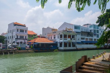 Malezya 'nın Melaka şehrinin merkezindeki Malacca Nehri üzerindeki tarihi rıhtım evi. Malacca Boğazı 'nın tarihi şehirleri bir Dünya Mirası alanıdır.. 