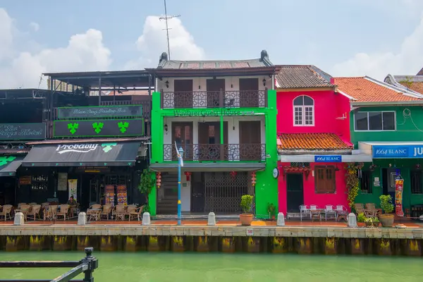 Melaka, Malezya 'nın merkezindeki Malacca Nehri' ndeki Wayfarer Konuk Evi. Malacca Boğazı 'nın tarihi şehirleri bir Dünya Mirası alanıdır.. 