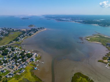 Weymouth Fore River, ABD 'nin Massachusetts MA, Massachusetts şehrindeki Rock Island Cove' da Hingham Körfezi 'ne doğru havadan görüntü alıyor.. 