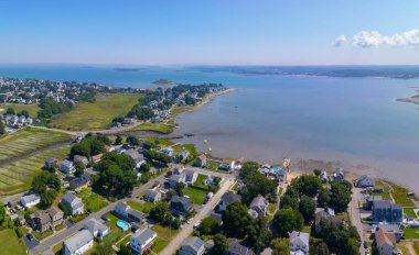 Weymouth Fore River, ABD 'nin Massachusetts MA, Massachusetts şehrindeki Rock Island Cove' da Hingham Körfezi 'ne doğru havadan görüntü alıyor.. 