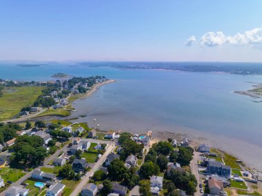 Weymouth Fore River, ABD 'nin Massachusetts MA, Massachusetts şehrindeki Rock Island Cove' da Hingham Körfezi 'ne doğru havadan görüntü alıyor.. 