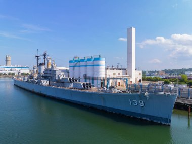 USS Salem CA-139 ağır kruvazör hava görüntüsü Quincy, Massachusetts MA, ABD 'deki Weymouth Fore Nehri' nde. Gemi 1949 'da inşa edildi ve 1959' da emekli oldu..