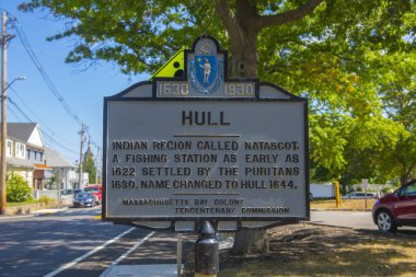 Hull, Massachusetts MA, ABD 'deki tarihi kasaba merkezinin önündeki Atlantik Bulvarı' nda Hull tarihi tabela.. 