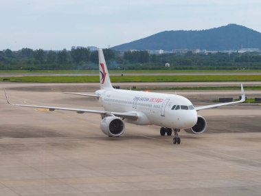 China Eastern Airlines Airbus 320-251N B-32AC Nanjing Lukou Uluslararası Havalimanı (NKG), Nanjing, Jiangsu, Çin.