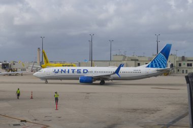 United Airlines Boeing 737-924ER N39415 Miami Uluslararası Havalimanı 'na iniyor.. 