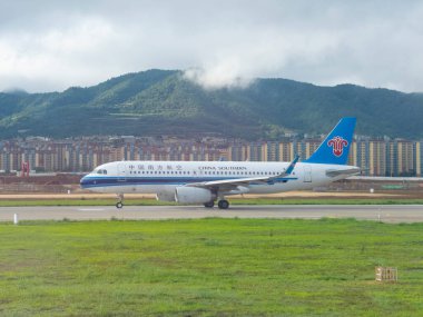 China Southern Airlines Airbus 320-232 B-6977 Kunming Changshui Uluslararası Havaalanı (KMG), Kunming, Yunnan, Çin.