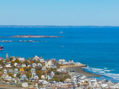 Boston Limanı 'ndaki Little Brewster Adası' ndaki Graves Light Station ile Allerton köyünün hava görüntüsü, Hull kasabası, Massachusetts MA, ABD.
