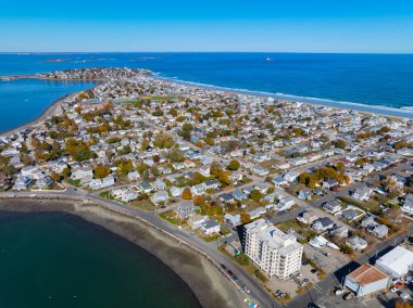 Boston Limanı 'nın Hingham Körfezi' ndeki Allerton köyünde bulunan tarihi rıhtım evi havacılık manzarası Hull, Massachusetts MA, ABD 'nin bir parçasıdır.. 