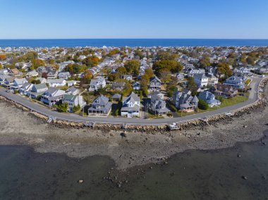 Boston Limanı 'nın Hingham Körfezi' ndeki Allerton köyünde bulunan tarihi rıhtım evi havacılık manzarası Hull, Massachusetts MA, ABD 'nin bir parçasıdır.. 