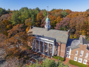 Weston Belediye Binası 'nın sonbaharda Lanson Park' taki hava manzarası Weston, Massachusetts MA, ABD 'nin tarihi şehir merkezinde yeşillikle kaplı..  