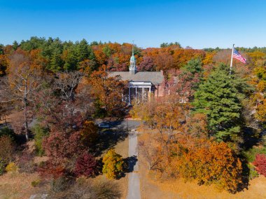 Weston Belediye Binası 'nın sonbaharda Lanson Park' taki hava manzarası Weston, Massachusetts MA, ABD 'nin tarihi şehir merkezinde yeşillikle kaplı..  