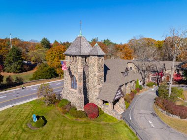 Weston, Massachusetts MA, ABD 'deki tarihi kasaba merkezinde 349 Boston Post Yolu' nda sonbaharda ilk Kilise hava manzarası.. 