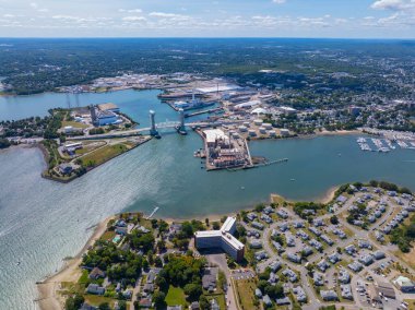 Fore River Köprüsü ve Massachusetts MA, ABD 'deki Germantown da dahil olmak üzere Town River' dan Fore River 'a hava görüntüsü..