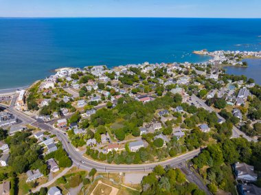 Nantasket Sahili 'nin kıyısındaki Atlantik bölgesi havacılık manzarası Hull, Massachusetts MA, ABD' deki belediye binası da dahil.. 