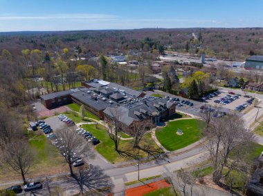 Hopedale Ortaokulu hava manzarası Hopedale, Worcester County, Massachusetts MA 'nın tarihi şehir merkezinde 25 Adin Caddesi' nde..  