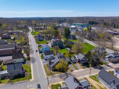 Hopedale tarihi yerleşim evleri ilkbaharda Hopedale, Massachusetts MA, ABD 'nin tarihi şehir merkezinde Dutcher Caddesi' nde hava manzaralı..  