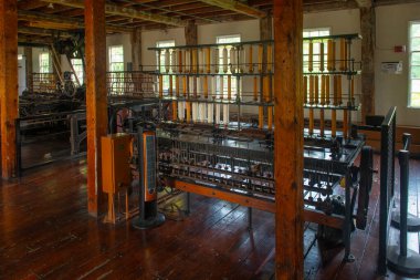 Pawtucket şehir merkezindeki Roosevelt Bulvarı 'ndaki Old Slater Mill Ulusal Tarihi Tarihi Eserleri' ndeki Wilkinson Mill binasındaki çatı katı, Rhode Island RI, ABD.