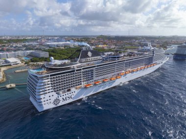 MSC Divina hava görüntüsü. Curacao Cruise Terminali, Otrobanda, Willemstad, Curacao.. 