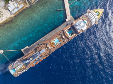 MSC Divina hava görüntüsü. Curacao Cruise Terminali, Otrobanda, Willemstad, Curacao.. 