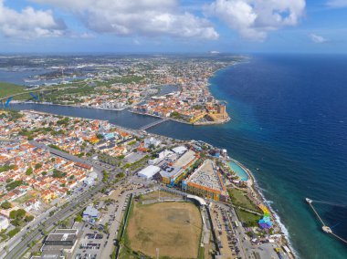 Willemstad tarihi şehir merkezi hava manzarası soldaki Otrobanda ve sağdaki Punda Willemstad, Curacao 'da. Tarihi Willemstad UNESCO 'nun Dünya Mirası Bölgesi. 