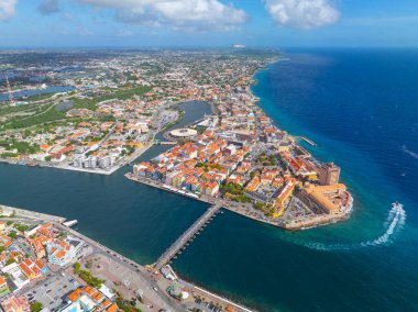 Willemstad tarihi şehir merkezi hava manzarası soldaki Otrobanda ve sağdaki Punda Willemstad, Curacao 'da. Tarihi Willemstad UNESCO 'nun Dünya Mirası Bölgesi. 