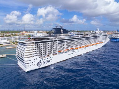 MSC Divina hava görüntüsü. Curacao Cruise Terminali, Otrobanda, Willemstad, Curacao.. 