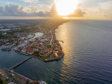 Willemstad tarihi şehir merkezinin sabahki hava manzarası Punda ve Koningin Emmabrug 'un Curacao' daki Willemstad şehrinde yüzen köprüsü de dahil. Tarihi Willemstad UNESCO 'nun Dünya Mirası Bölgesi. 