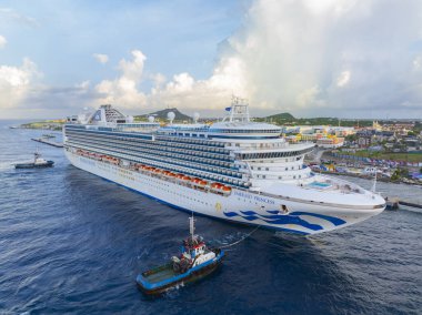 Prenses Cruises 'un Zümrüt Prenses hava manzarası Otrobanda' daki Curacao Cruise Terminaline kenetlendi.. 
