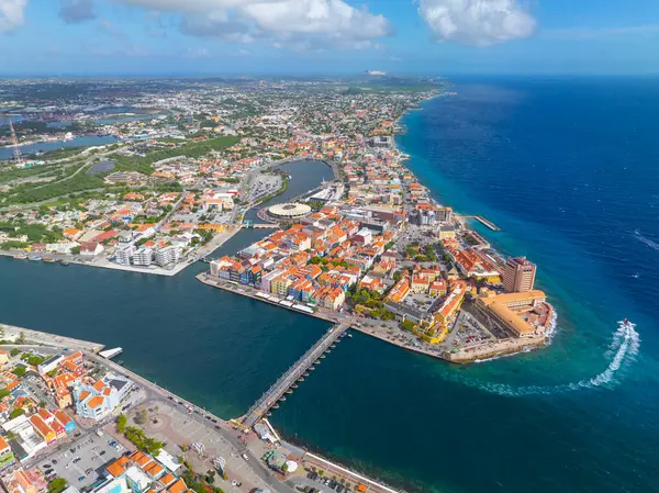 Willemstad tarihi şehir merkezi hava manzarası soldaki Otrobanda ve sağdaki Punda Willemstad, Curacao 'da. Tarihi Willemstad UNESCO 'nun Dünya Mirası Bölgesi. 