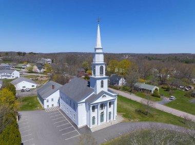 Mendon ve Uxbridge Kilisesinin Üniteryen Cemaati tarihi şehir merkezi Mendon, Massachusetts MA 'da 13 Maple Caddesi' ndeki hava manzaralı.. 