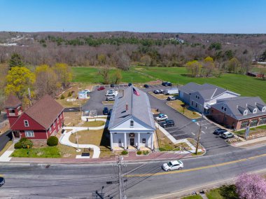 Mendon Belediye Binası 'nın tarihi şehir merkezi Mendon, Massachusetts MA, ABD' deki 20 ana caddedeki hava görüntüsü.. 